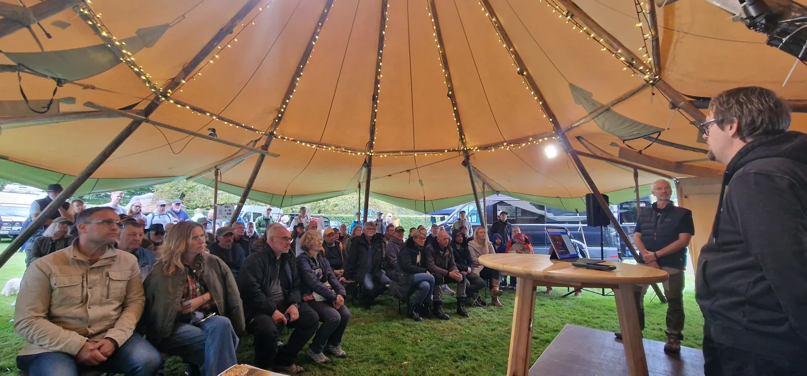 Volles Haus im Camp-Zelt: Die Community folgt der Prämierung