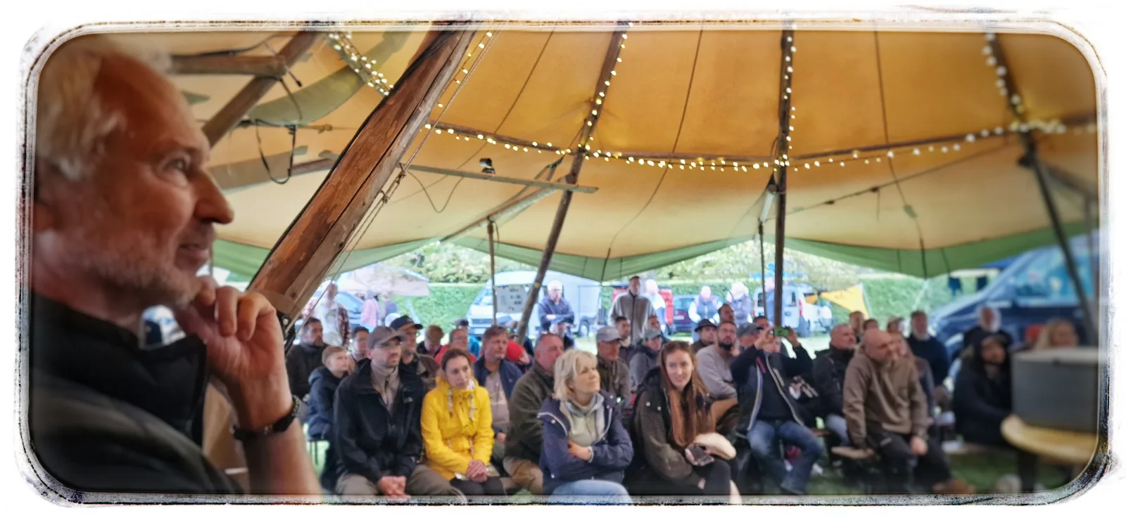 Publikum im Camp-Zelt — hier liefen Workshops und die Prämierung
