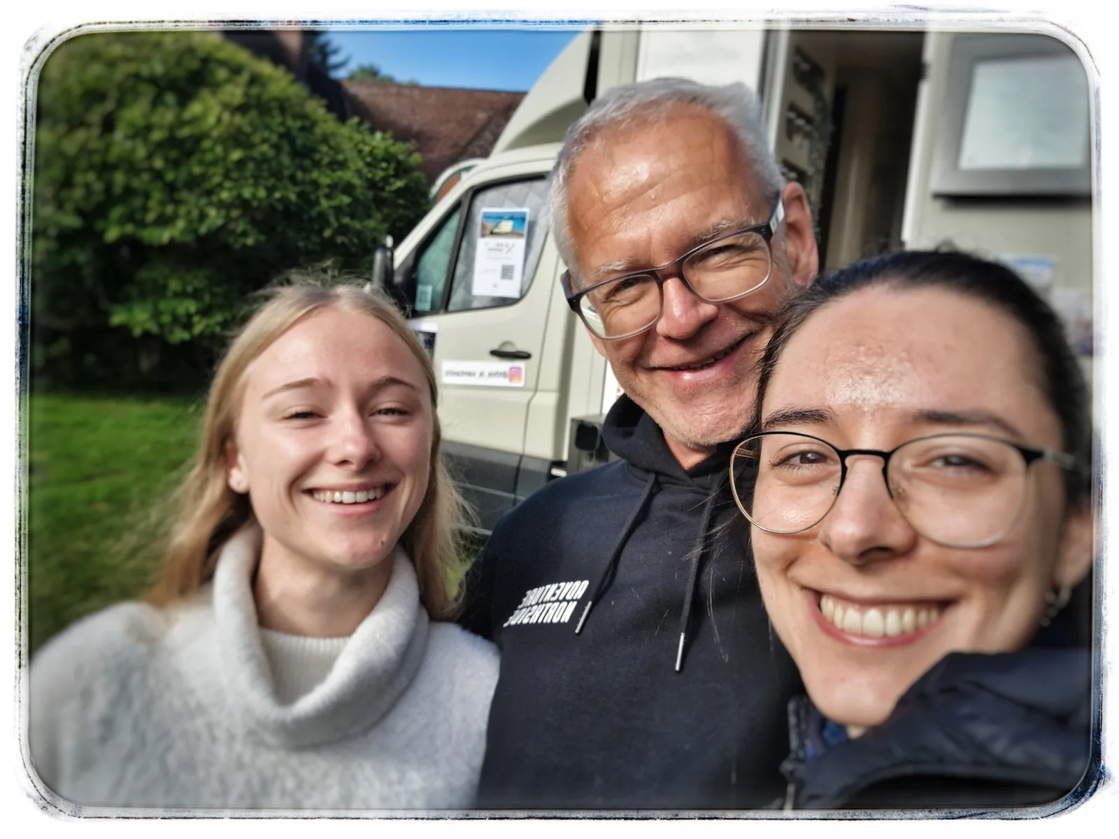 Camp-Selfie — der Voting-QR-Code hängt am Fahrzeugfenster