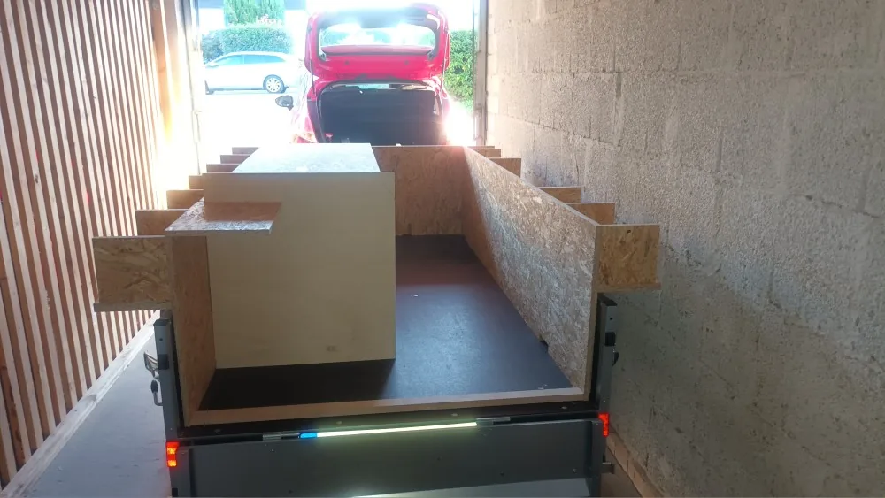 Die ersten Holzelemente auf der Anhänger-Ladefläche.