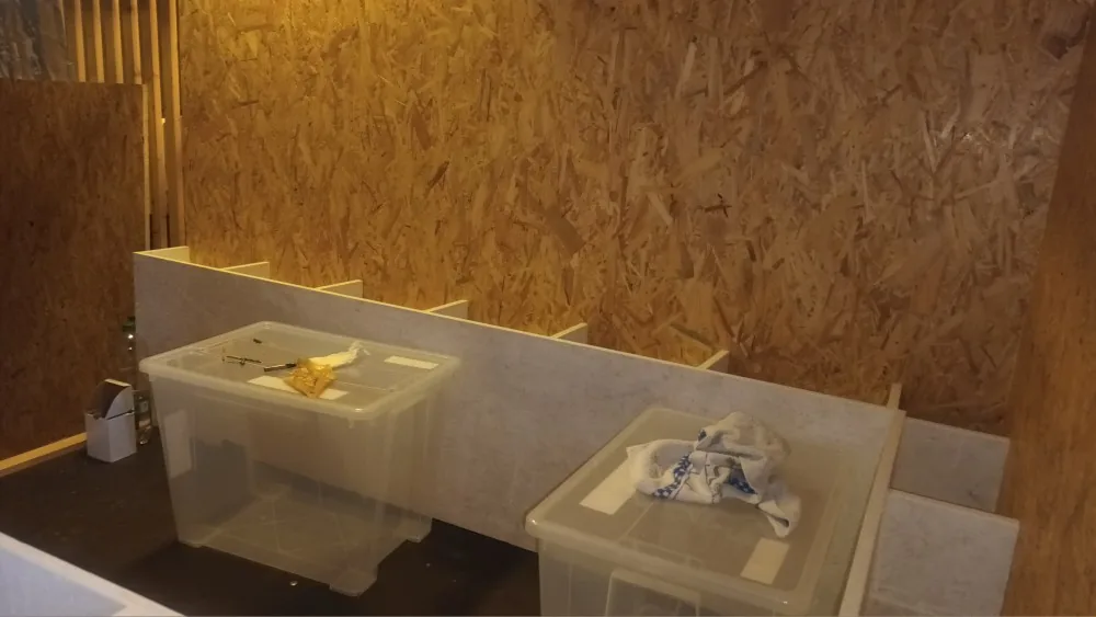 Fortschritt beim Aufbau der verbreiterten Holzkiste.