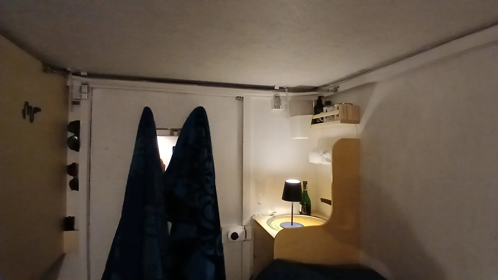 Integriertes Waschbecken mit warmem Licht.