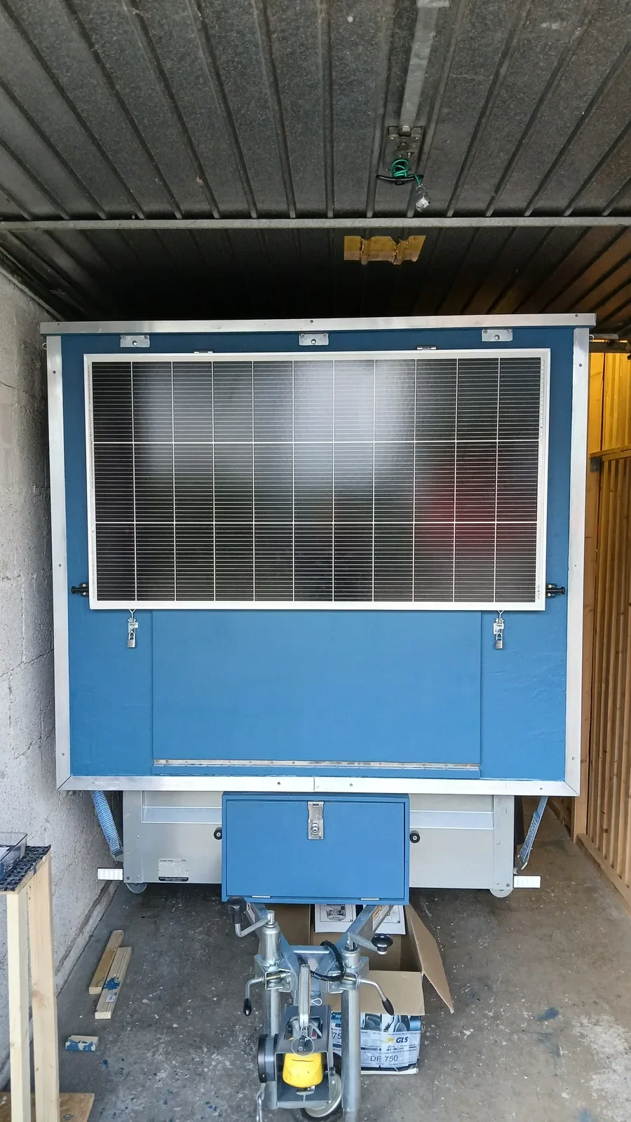 Das 200-W-Solarpanel an der Seite des Campers.