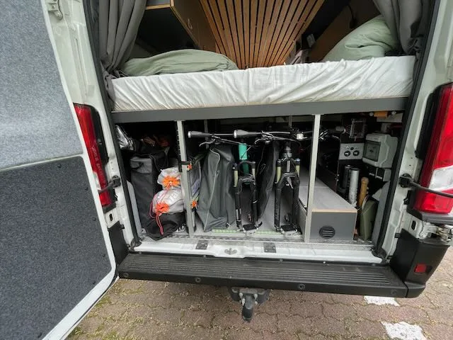 Blick in die Garage - 5 Segel, 3 Masten, 2 Gabelbäume und natürlich 2 MTB