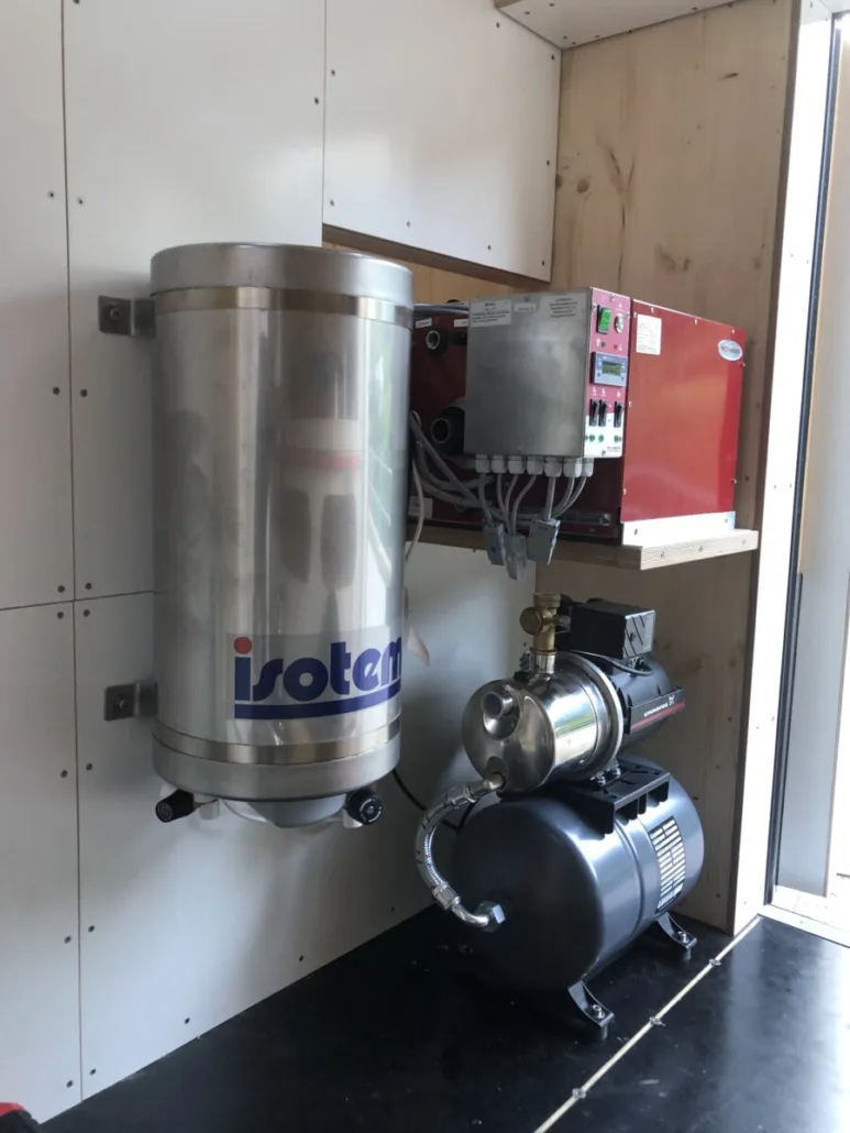 Warmwasserspeicher, Membrandruckpumpe und Steuerung im Technikbereich