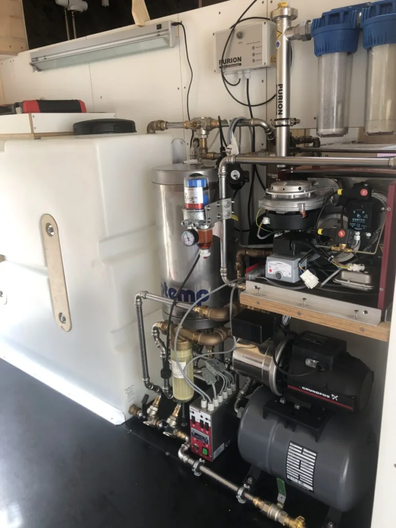 Technikschrank mit Wassertank, Pumpen, Filtern und Verrohrung