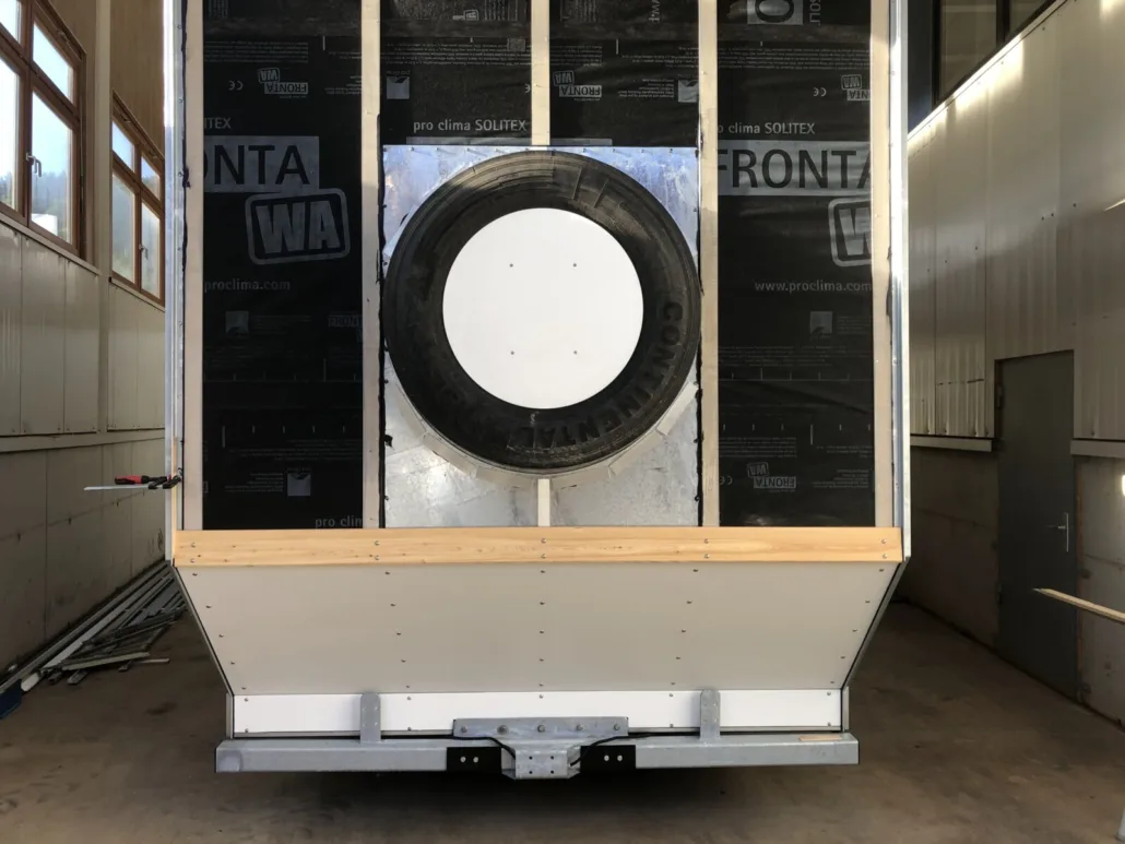 Heckansicht mit Reserverad in Metallkonsole und Heckschürze