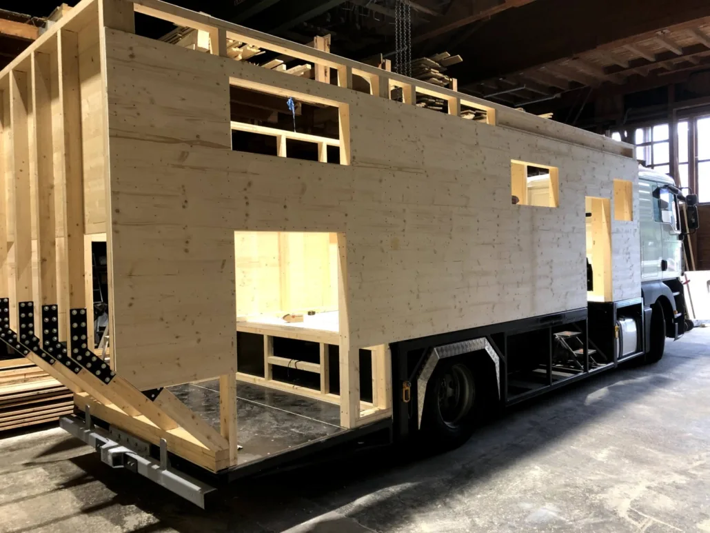 Geschlossene Holzwände mit Fenster- und Türöffnungen