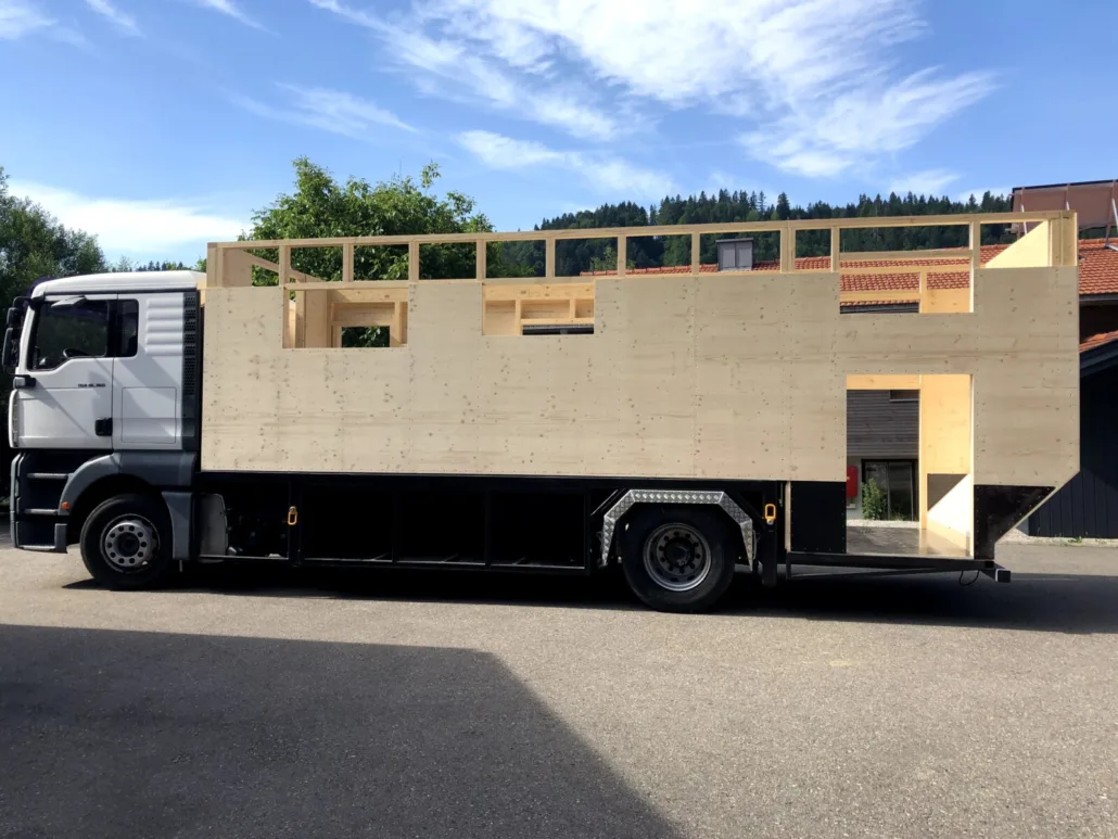 Der Holzaufbau steht komplett auf dem MAN