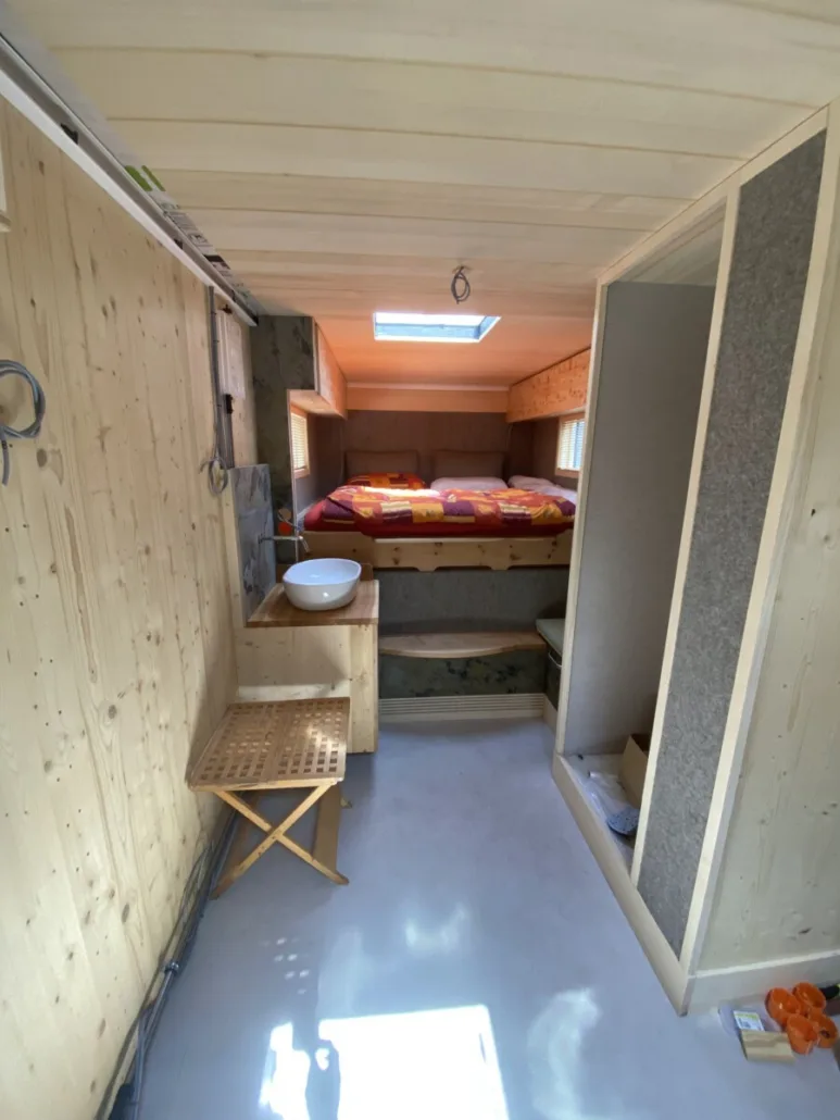 Blick durch den Wohnraum Richtung Bad und Bett