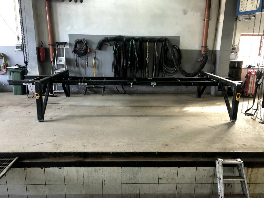 Der fertige schwarze Stahlrahmen steht auf Böcken in der Halle