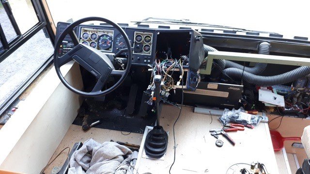 Das Cockpit heute: Armaturen und Schalter neu gefasst