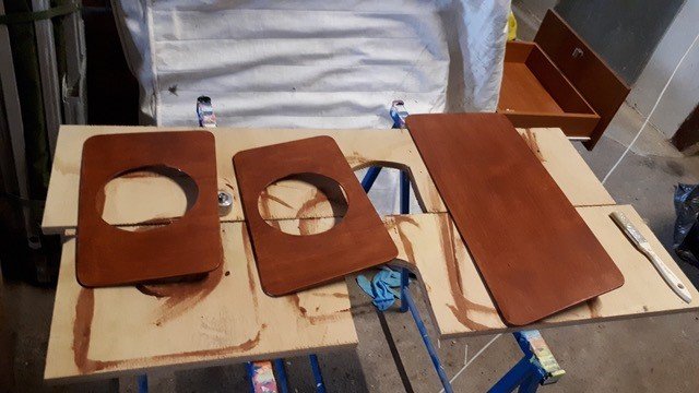 Cockpit-Einfassung in Arbeit: Holzteile mit Ausschnitten