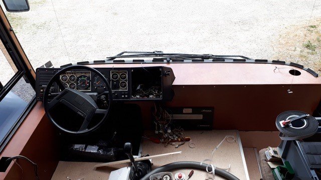 Cockpit mit Holzdekor — passend zum Yacht-Charakter