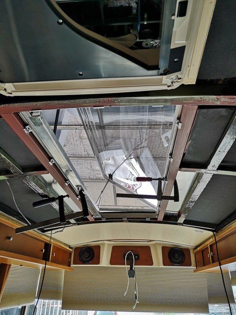 Das große Panoramadachfenster, geöffnet