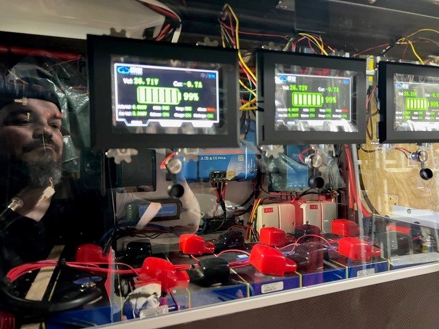 Victron-Monitoring über den Batteriebänken