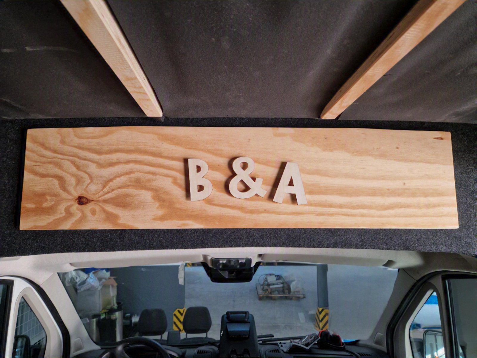 Das B&A-Schild über der Fahrerkabine