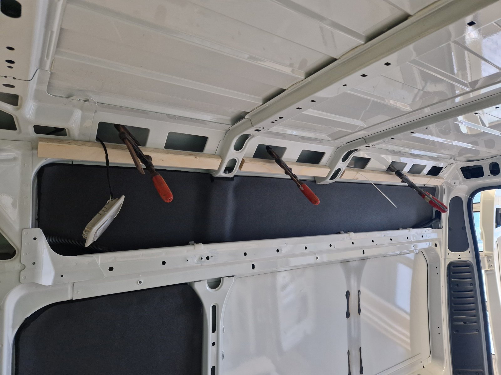 Erste Latten an Decke und Seitenwand