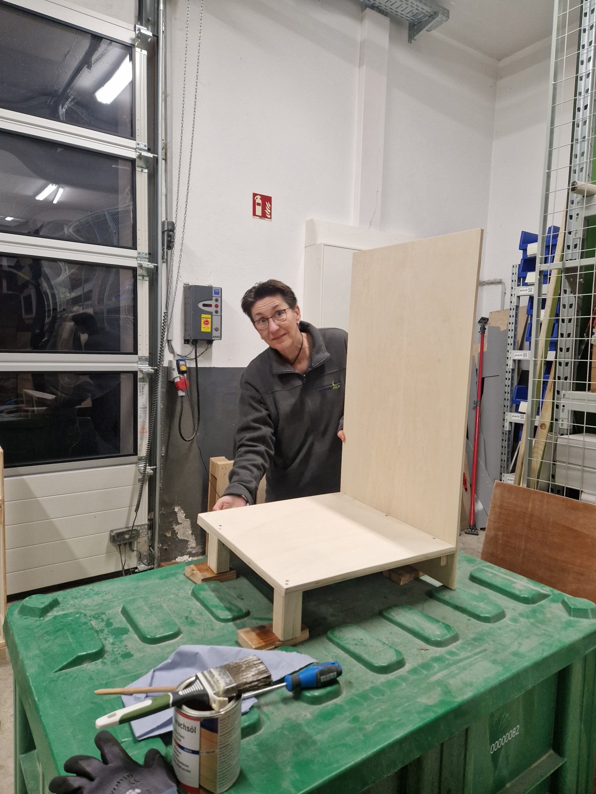 Bianca mit Schrankbauteil — Teamwork