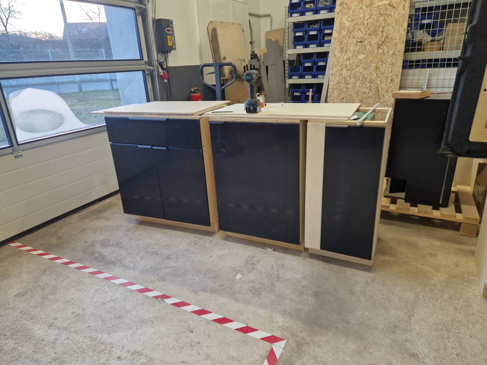 Schränke mit schwarzen IKEA-Fronten