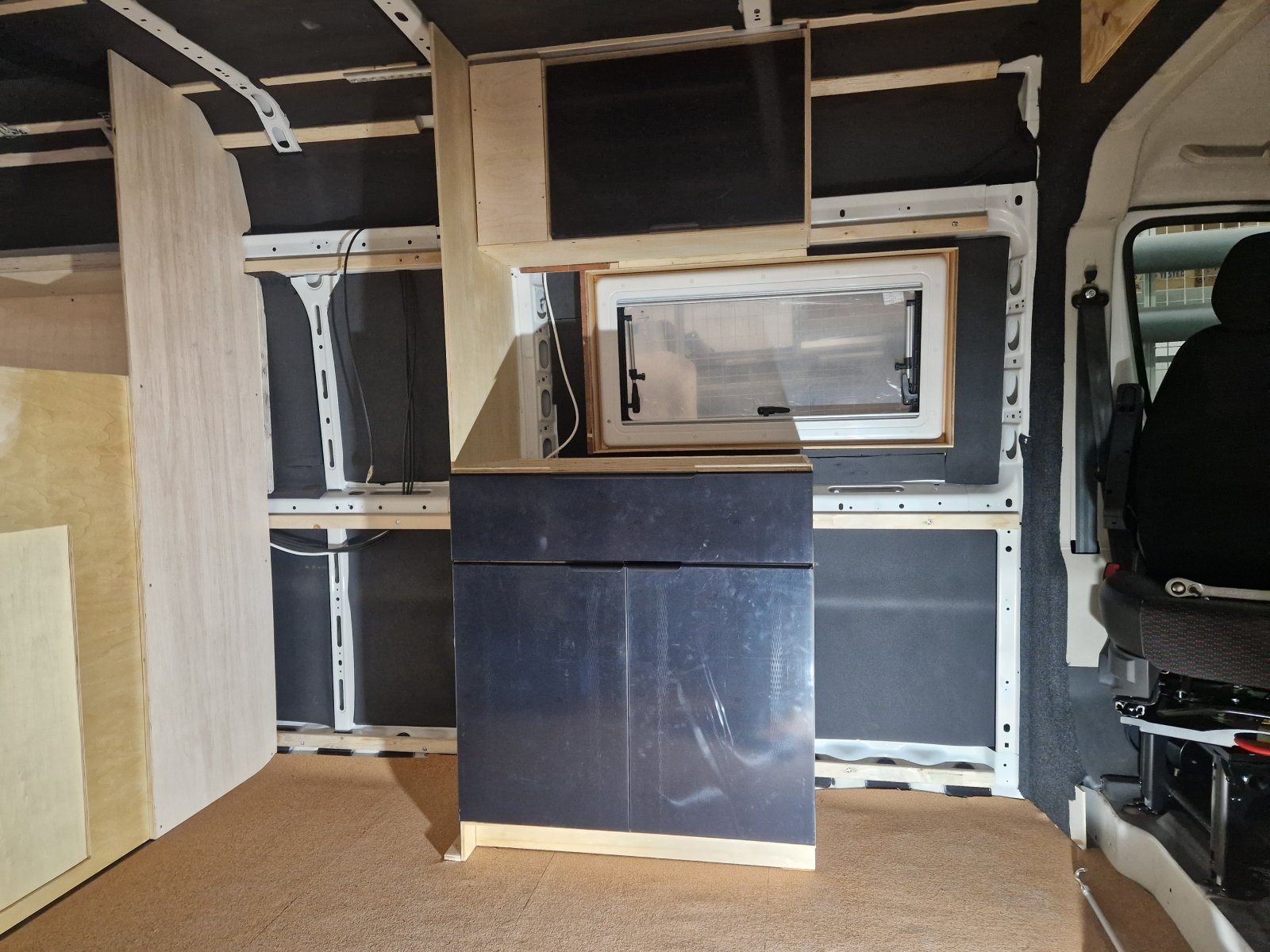 Unterschrank mit Fronten am Fenster eingebaut