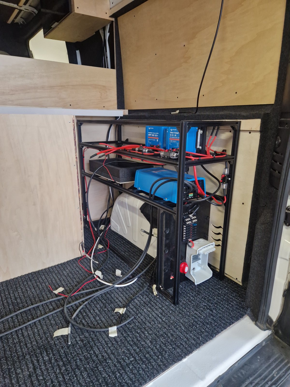 Verkabelt: das Rack an seinem Platz im Van