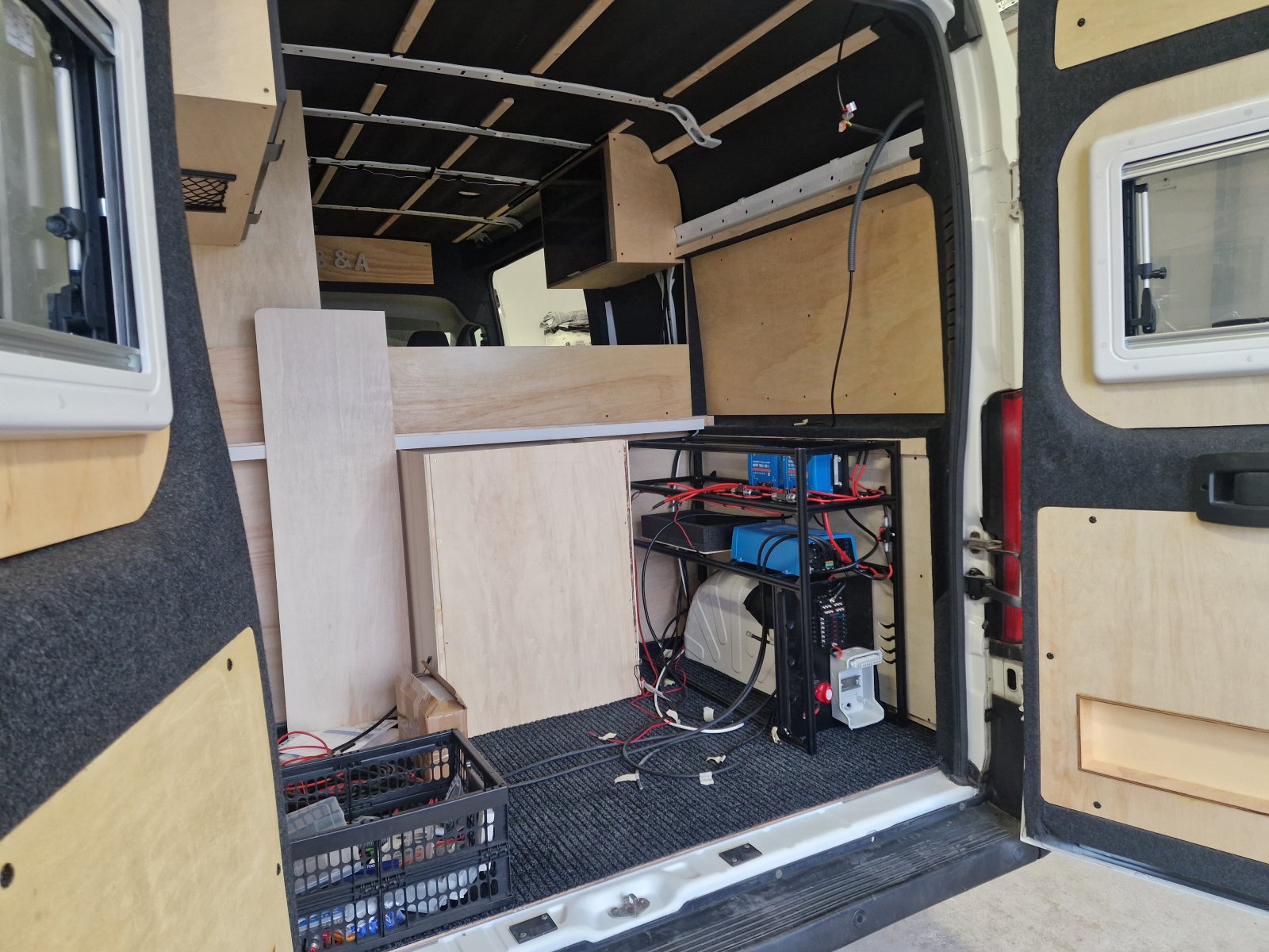 Blick ins Heck — Elektrik hinter den Möbeln