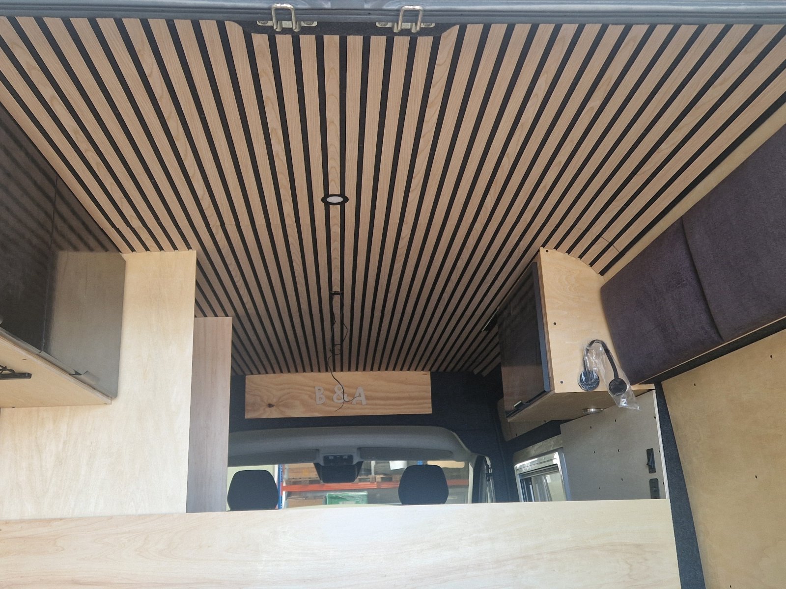 Akustikpaneeldecke und geölte Bauteile