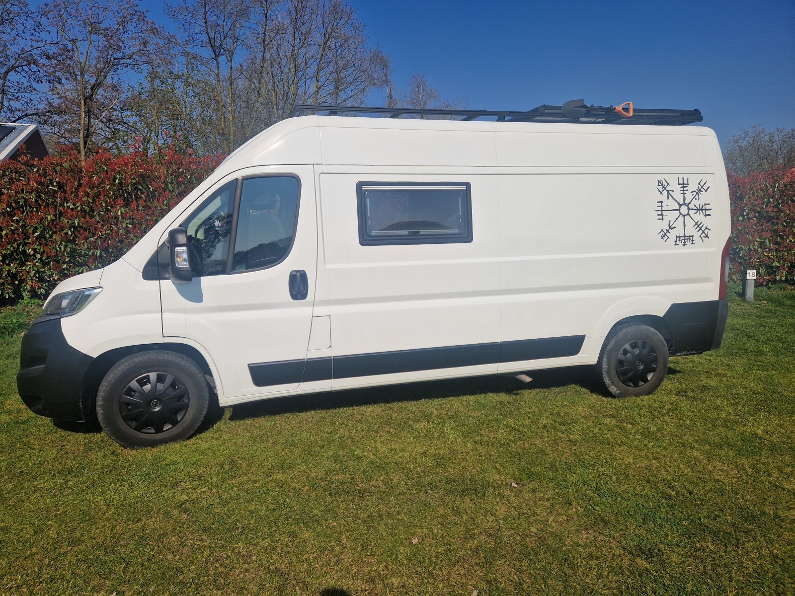 Der fertige BiBA-Camper: Citroën Jumper (2021) mit Eigenbau-Dachträger