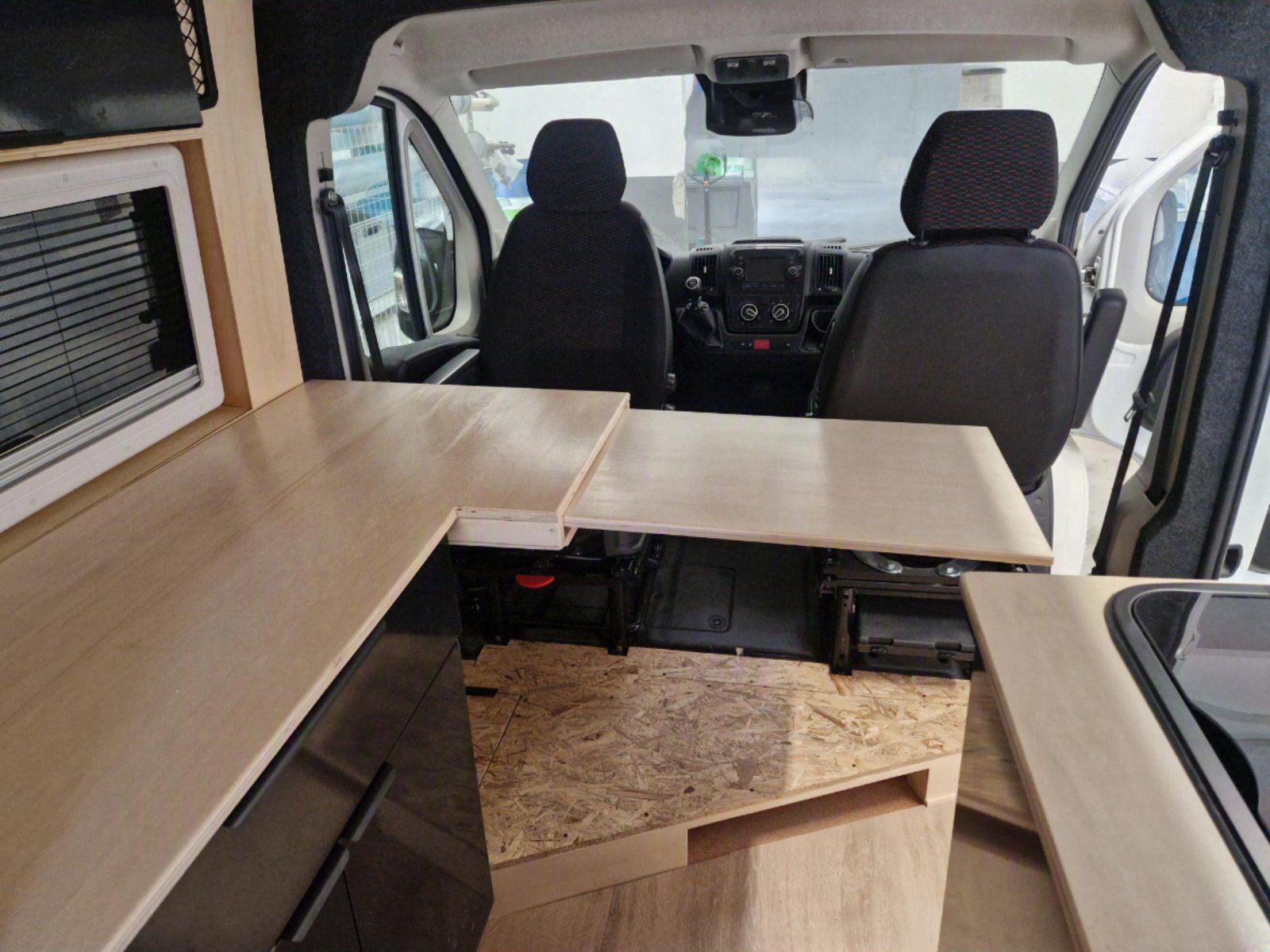 Sitzgruppe mit Tisch und Küchenblock