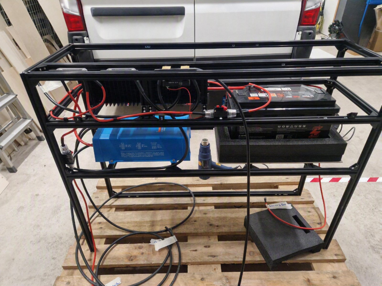 Batterie und MultiPlus-Wechselrichter im selbstgebauten Gestell