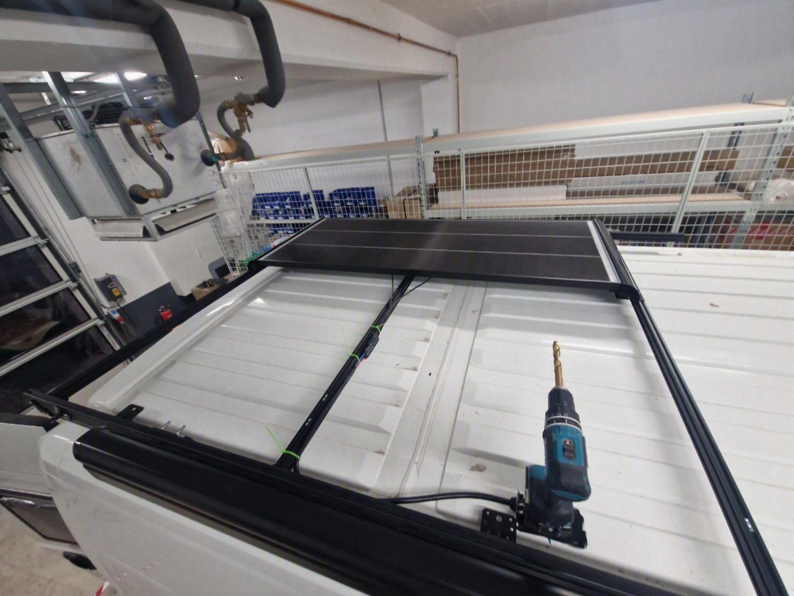 275 W Solar: Montage des Wattstunde-Panels auf dem Dachträger