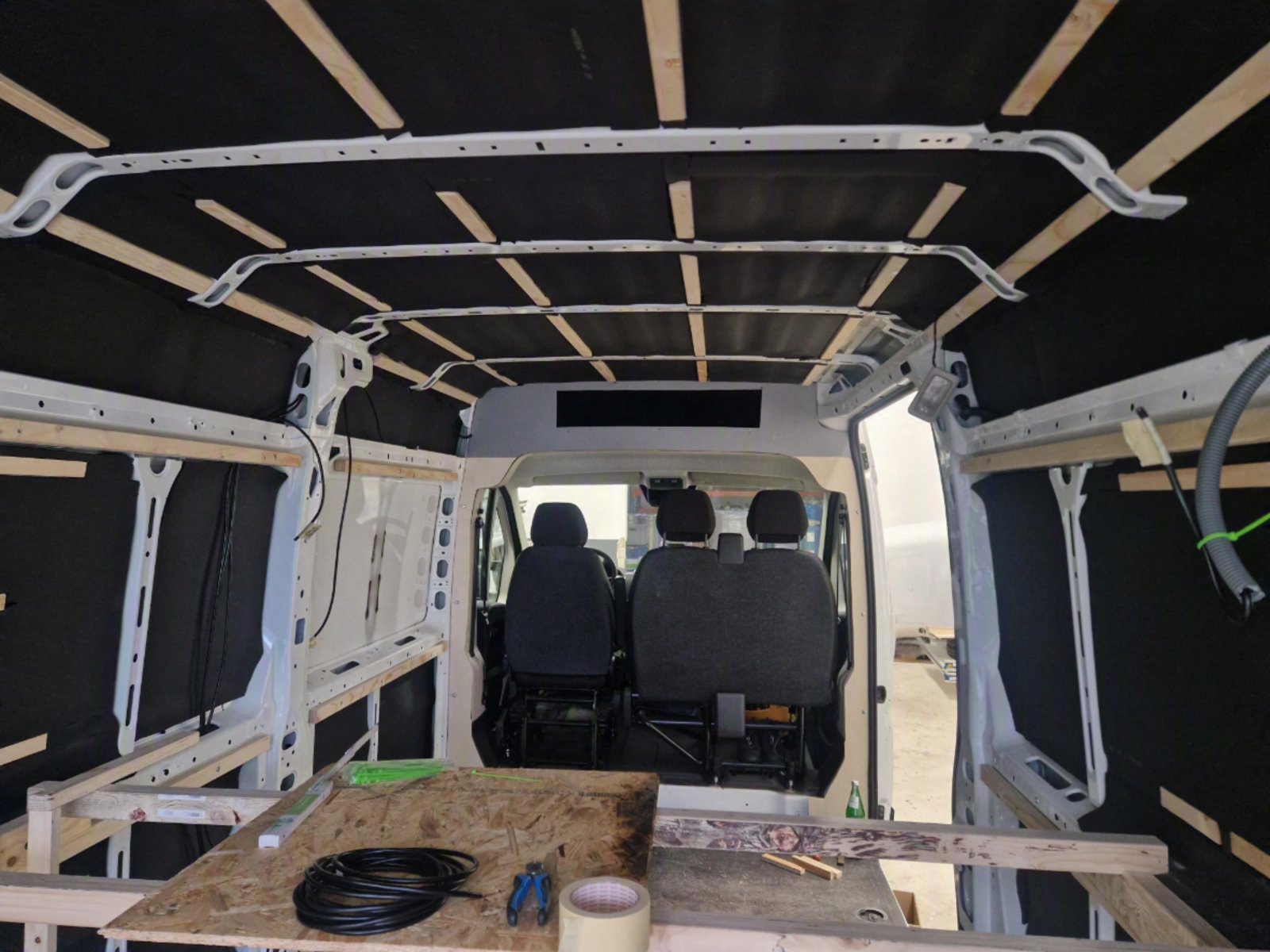 Decken- und Wandverlattung, Blick zur Fahrerkabine
