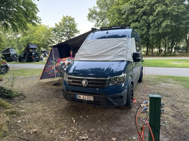 Ankommen statt aufbauen: der Crafter mit Markise auf dem Campingplatz