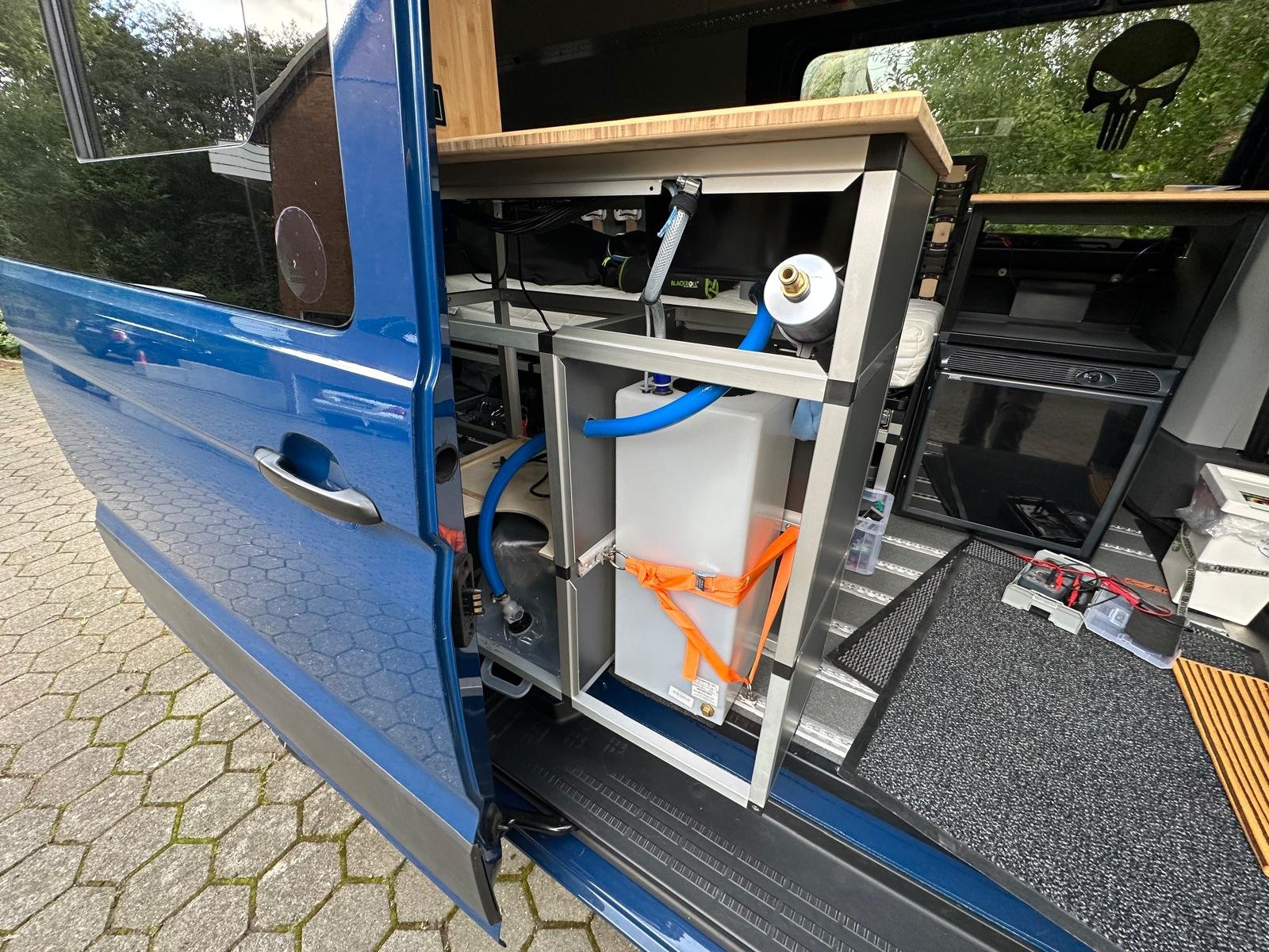 Der Frischwassertank im Möbelmodul an der Schiebetür