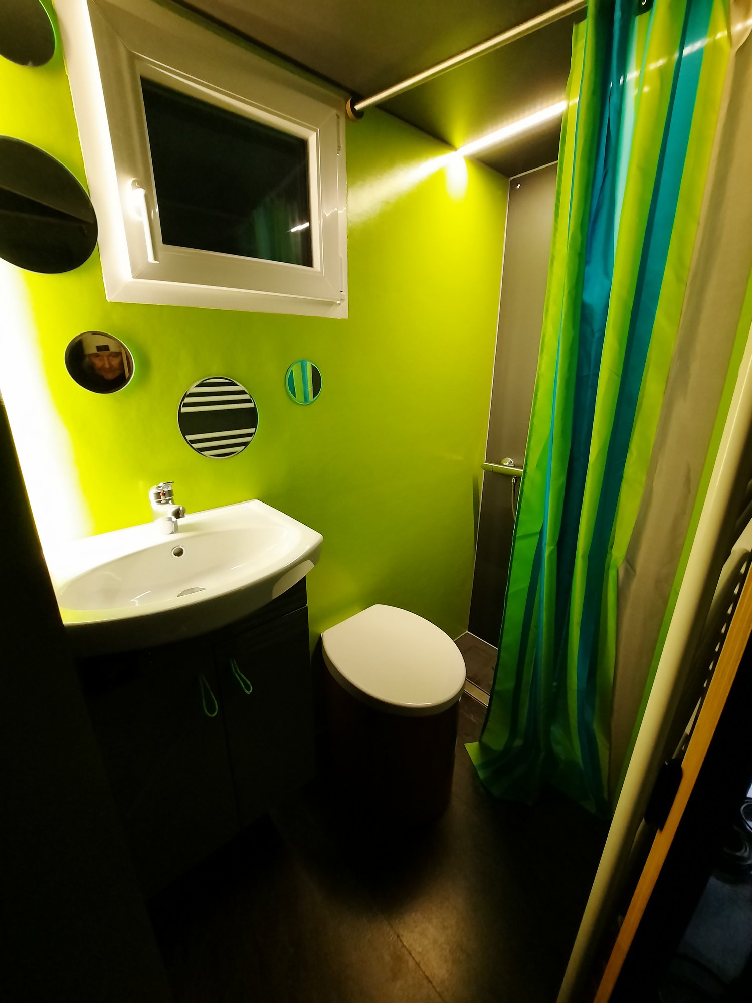 Das apfelgrüne Bad mit Trenntoilette