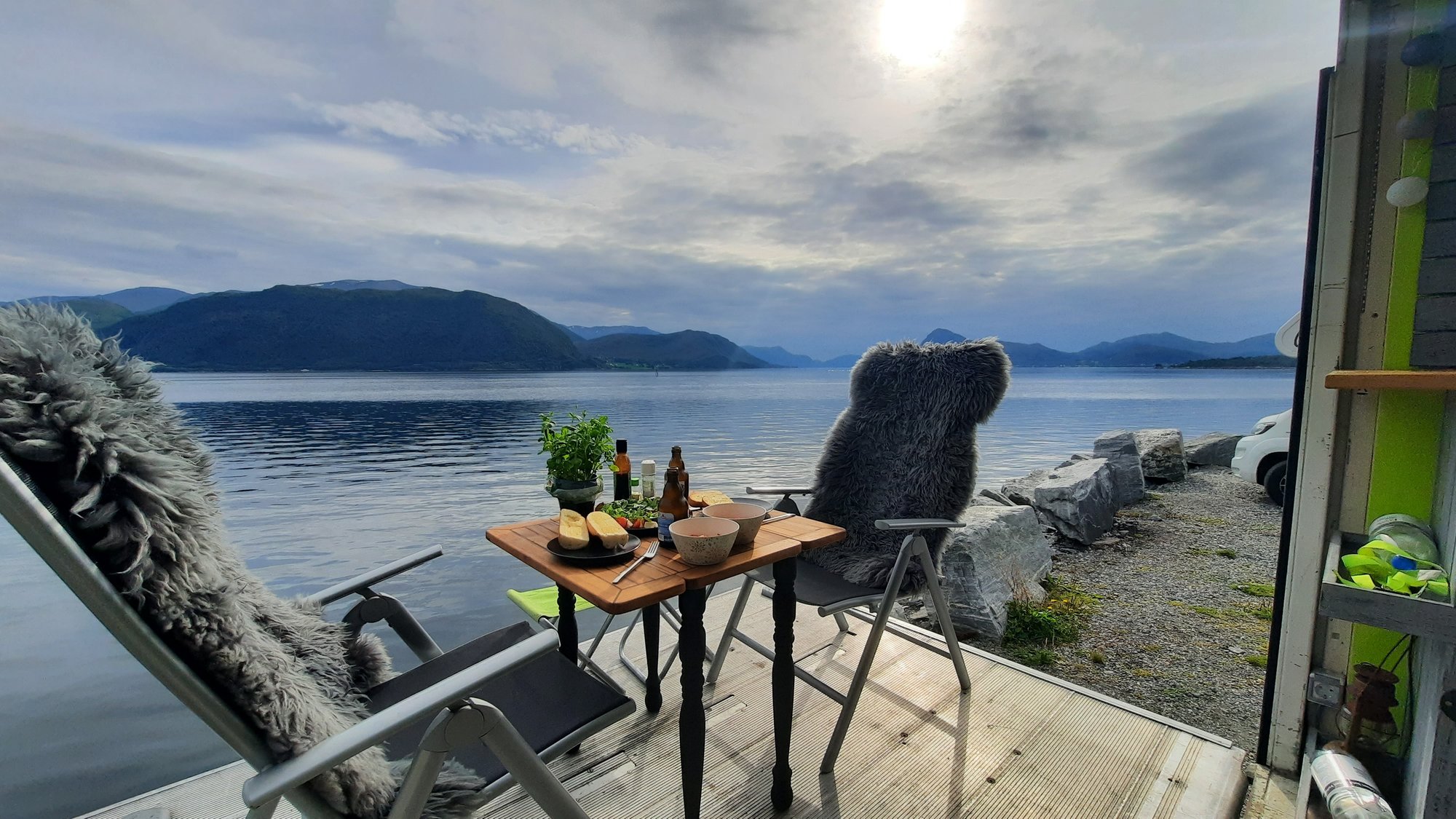 Der Balkon: Frühstück über dem Fjord