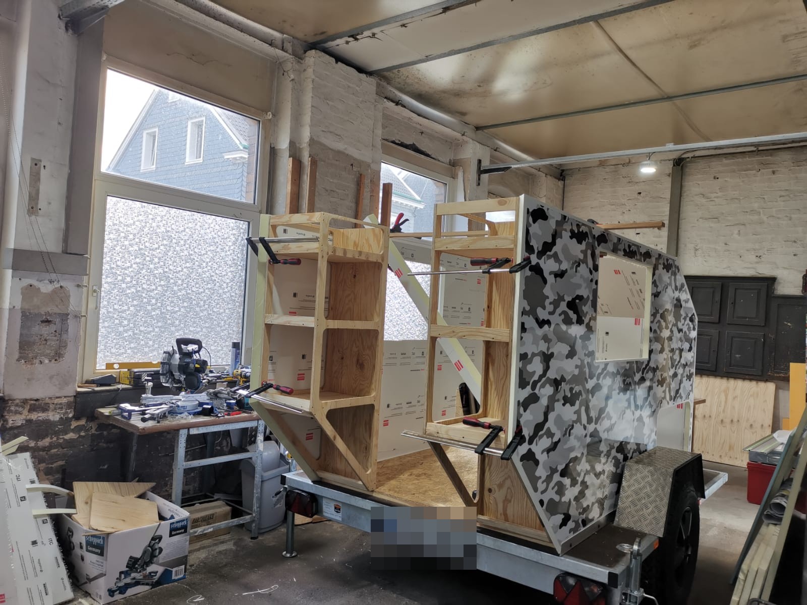 Heck: Innengerüst und erste folierte Wand