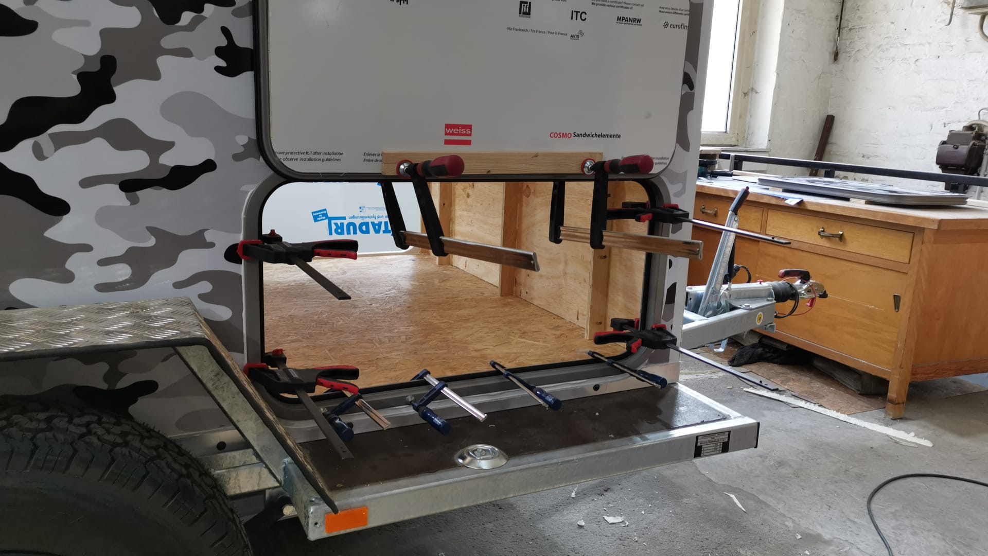 Frontklappe, mit Holzleisten verpresst