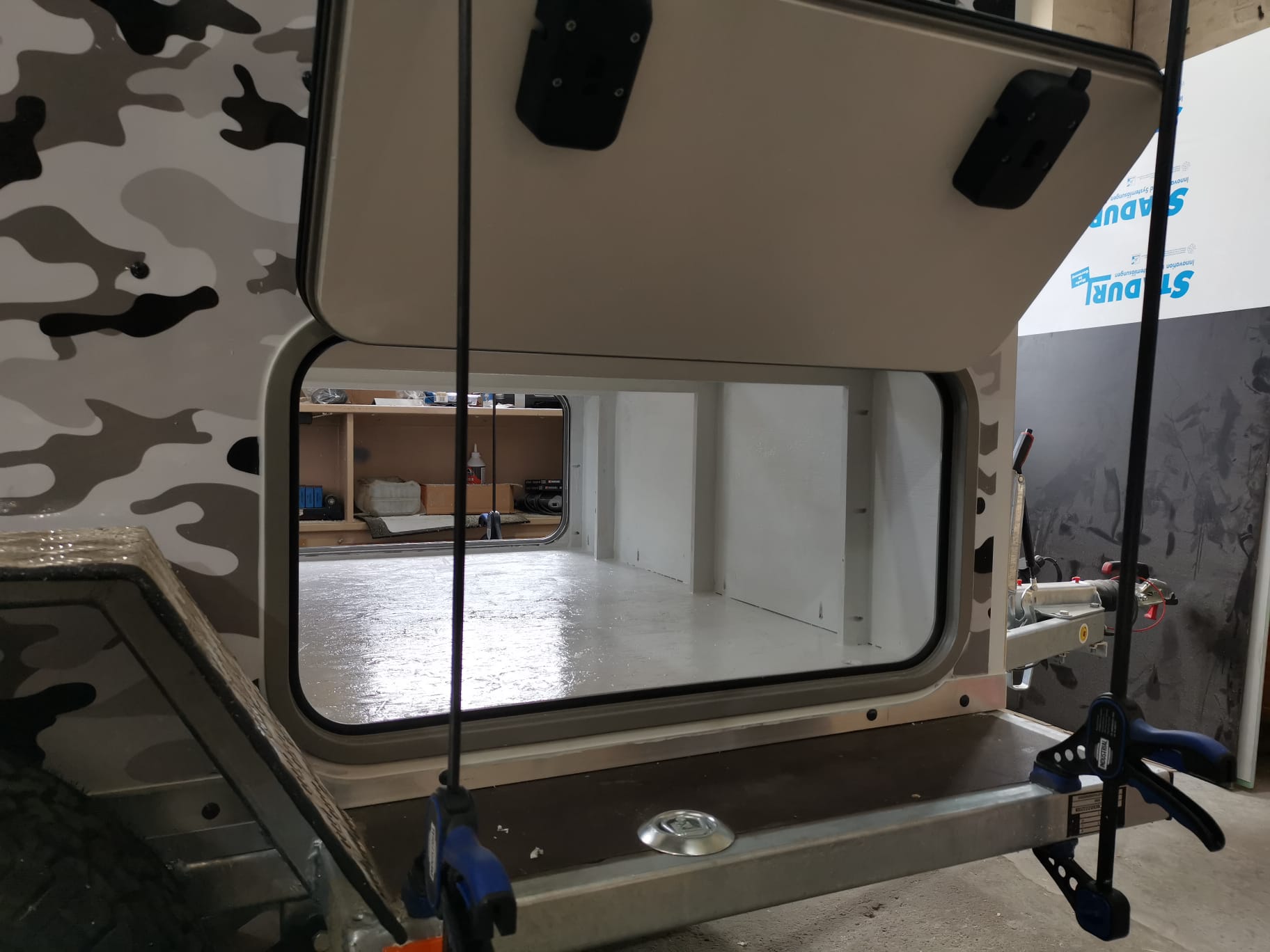 Geöffnete Seitenklappe mit Blick ins Staufach