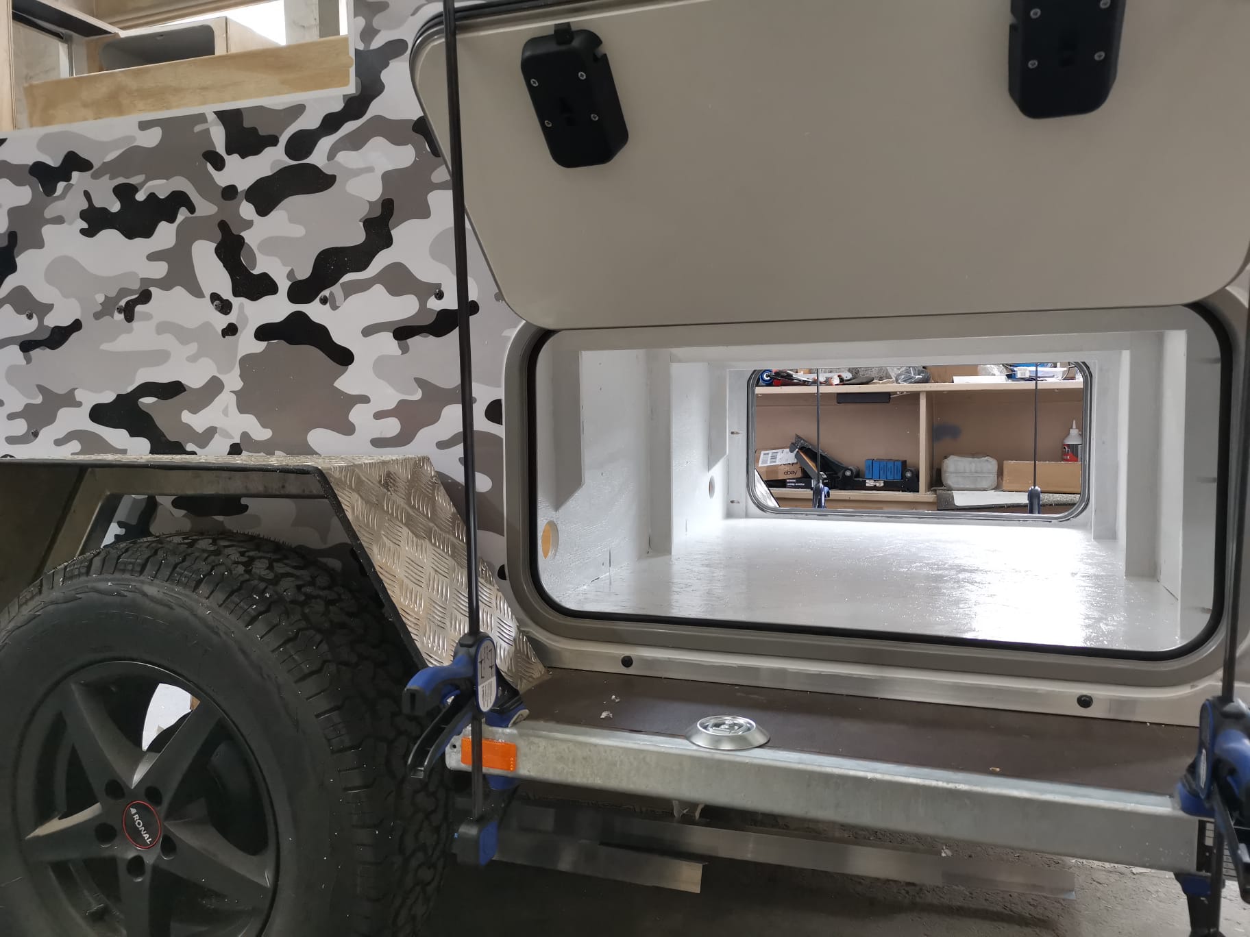 Seitenklappe offen, Offroad-Reifen auf Alufelge