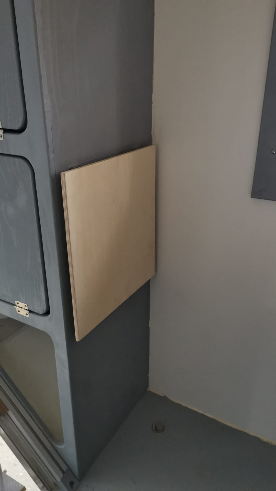 Klapptisch an der Wand, eingeklappt