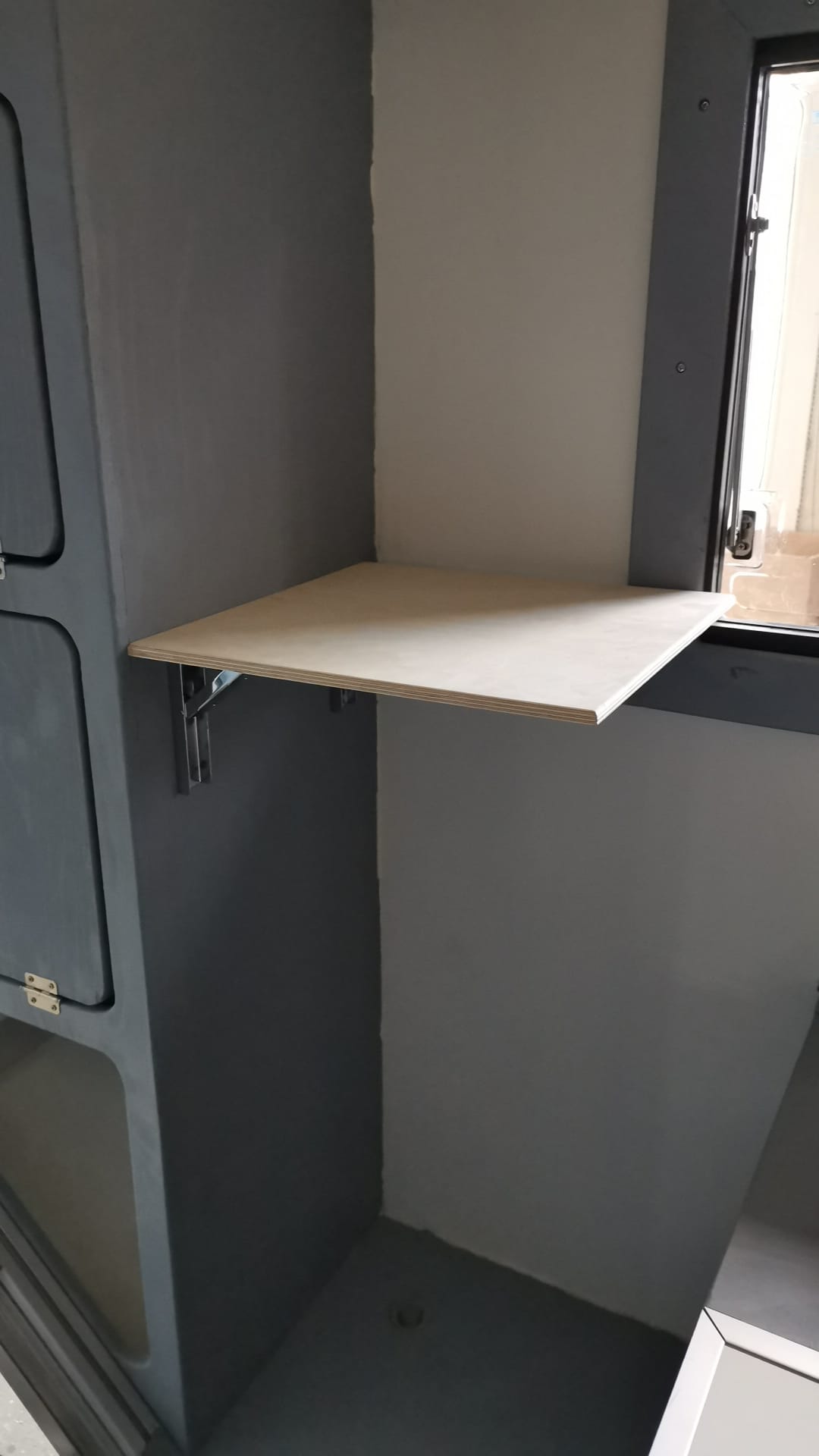 Klapptisch ausgeklappt, mit Konsole abgestützt