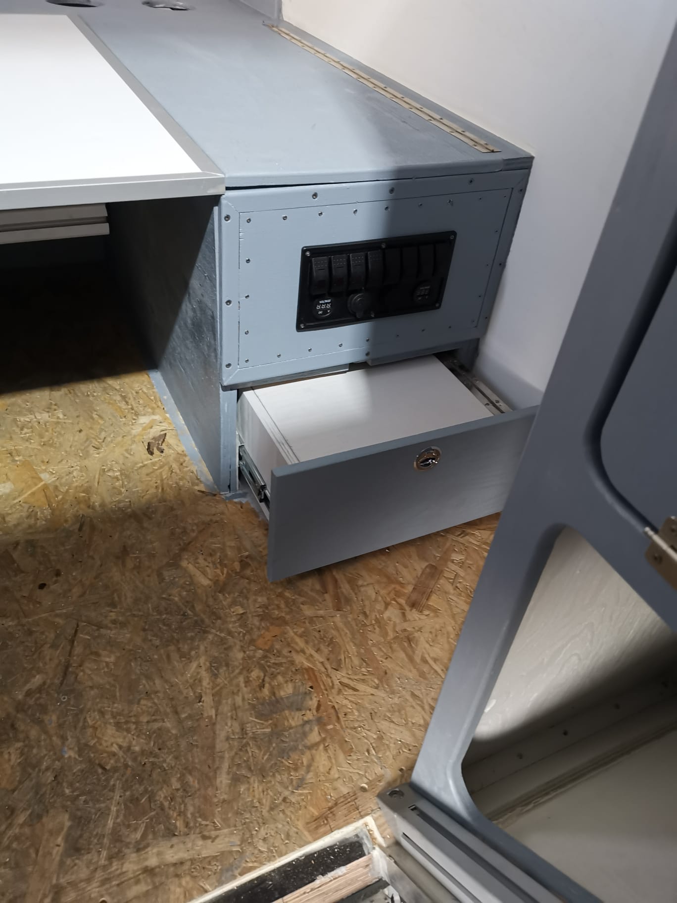 Schaltpanel mit Wippschaltern, USB und Voltmeter
