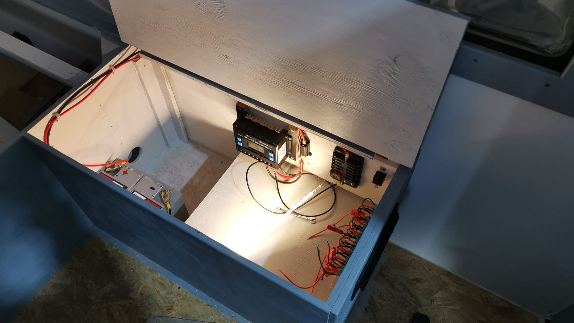 Elektrofach: Laderegler, Sicherungen, Verkabelung