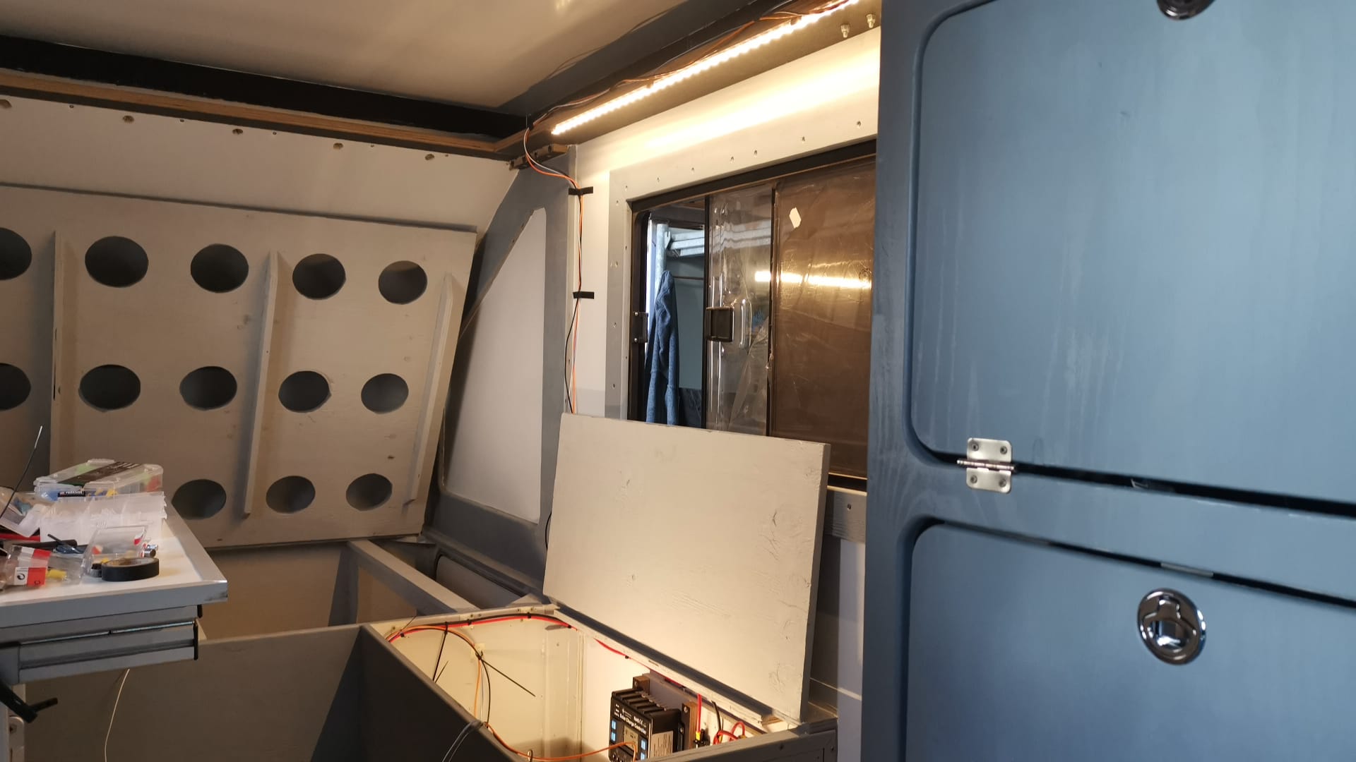 LED-Leiste über dem Fenster