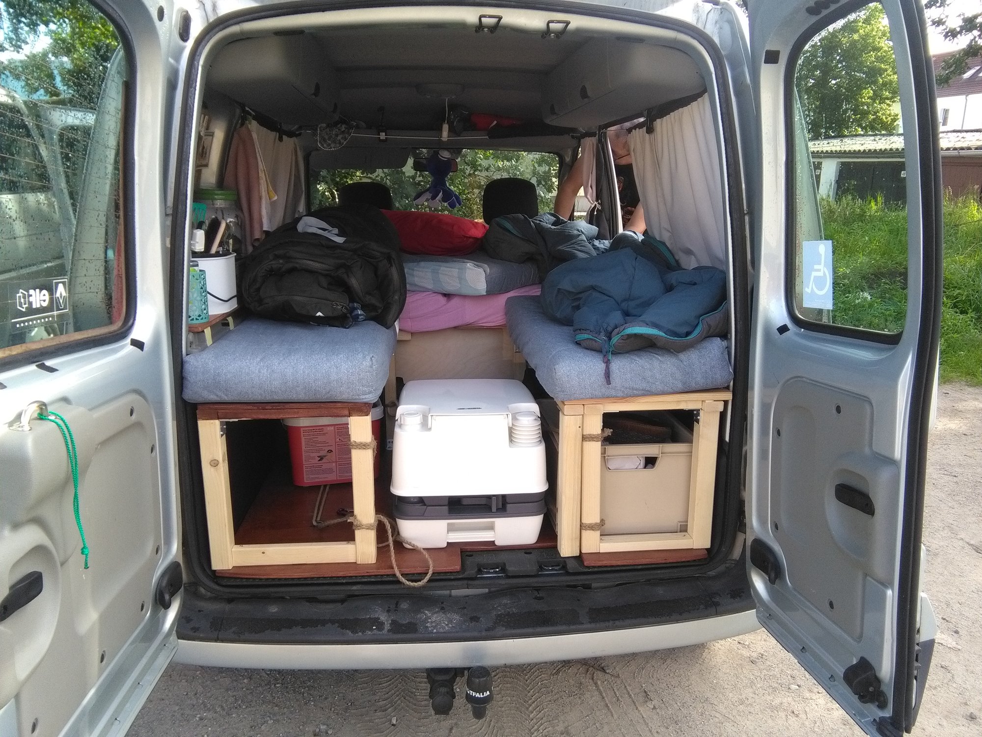 Der Kangoo von hinten: Bänke, Kühlbox, Bett — der Prototyp in Mini