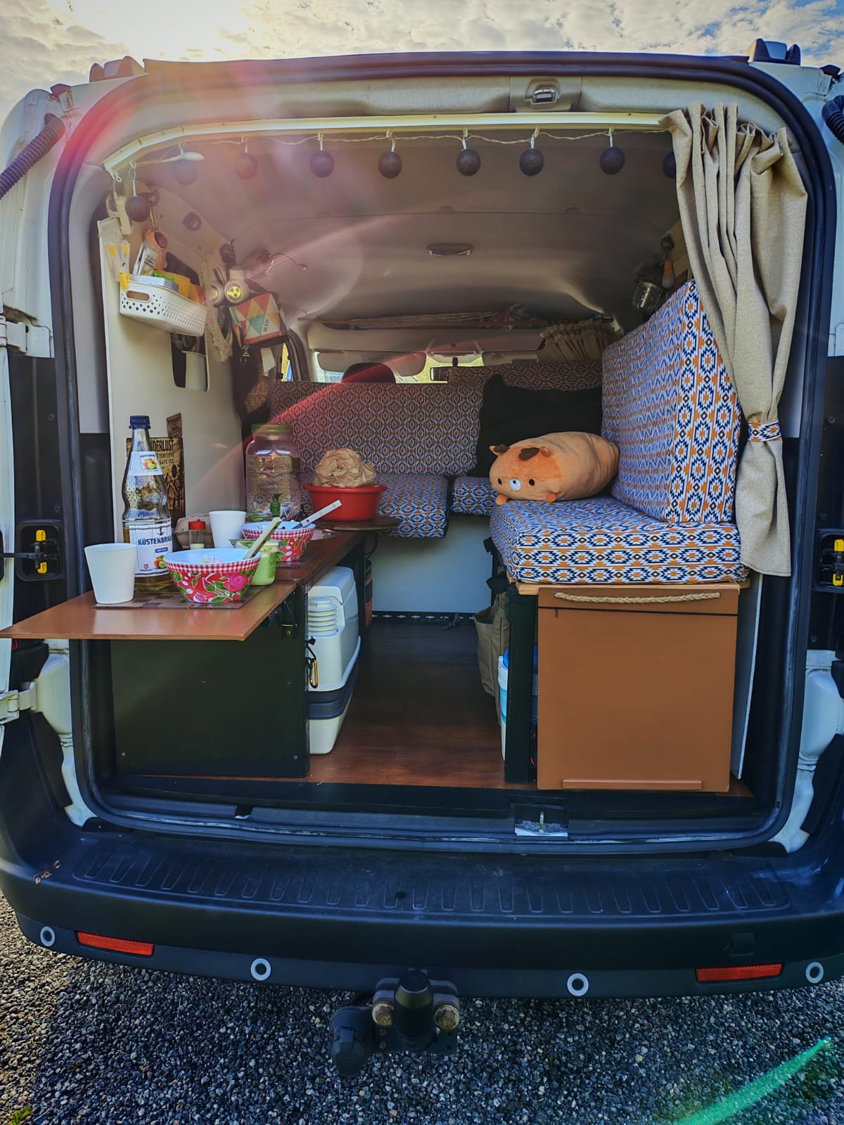 Wohnzimmer auf 3 Metern: Sofa, Küche, Lichterkette