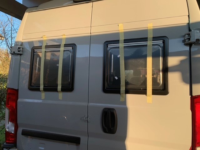 Frisch eingeklebte Seitenfenster am Heck