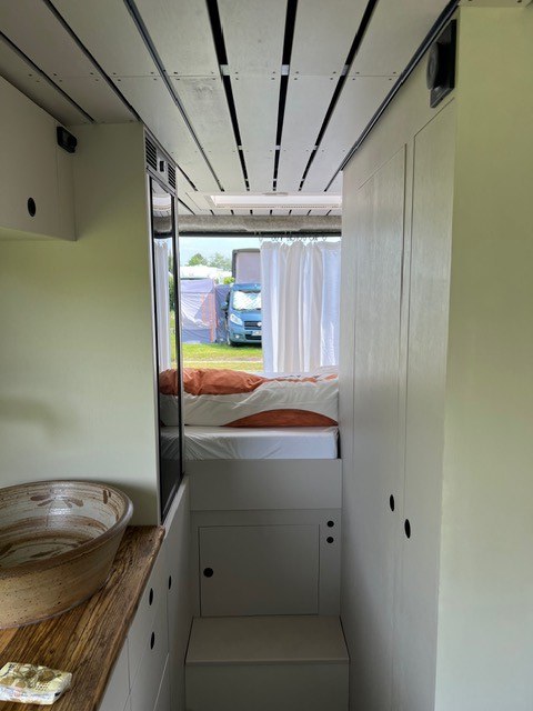 Querschläfer-Bett, Oberschränke, Latten-Decke